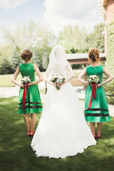 Noiva segurando grande e bonito buquê de casamento com flores — Fotografia de Stock