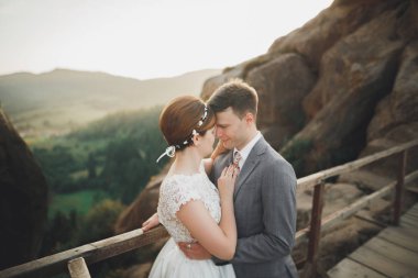 Öpüşen düğün çifti güzel manzarada kalıyor.