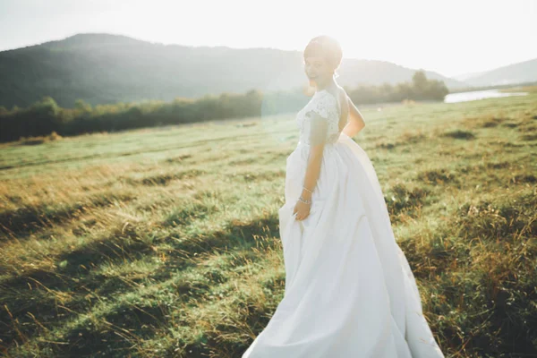 Linda noiva de casamento correndo no jardim — Fotografia de Stock