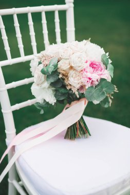 Farklı çiçeklerden oluşan lüks bir düğün buketi.