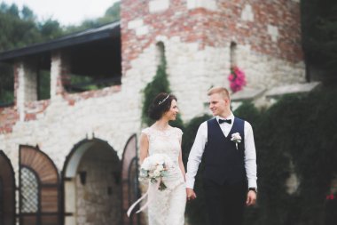 Gelin ve damat el ele tutuşuyor.