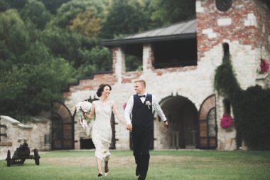 Gelin ve damat el ele tutuşuyor.