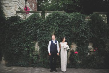 Gelin ve damat el ele tutuşuyor.