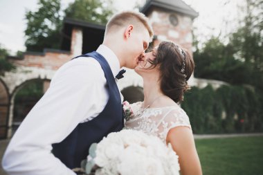 Güzel, mutlu bir düğün çifti, güzel şehirde uzun beyaz elbiseli bir gelin.