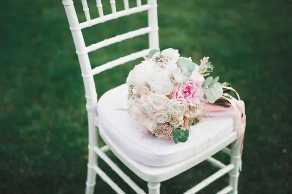 Maravilhoso bouquet de casamento de luxo de flores diferentes — Fotografia de Stock