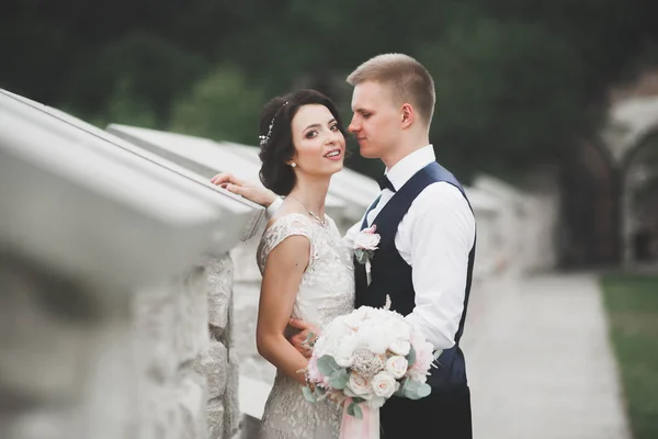 Perfect koppel bruid, bruidegom poseren en kussen in hun trouwdag — Stockfoto