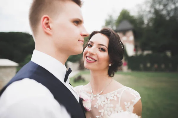 Sinnliches Porträt eines jungen Hochzeitspaares. Draußen — Stockfoto