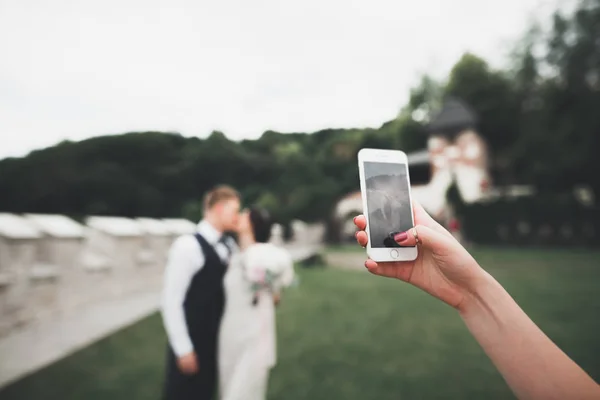 Jonge bruidspaar een selfie van zichzelf te nemen — Stockfoto