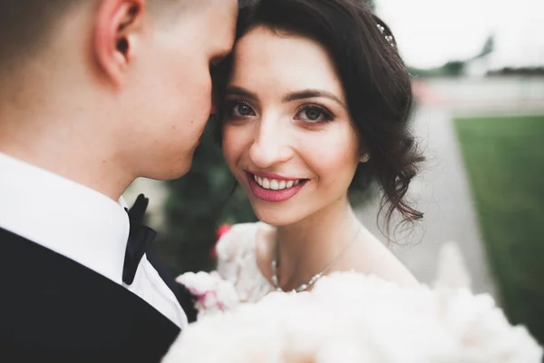 Pareja feliz boda caminando en un parque botánico — Foto de Stock