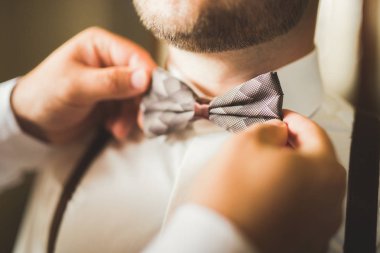 Damat sabah hazırlığı. Yakışıklı adam giyiniyor ve düğüne hazırlanıyor.