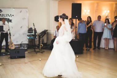 Yeni evli çiftin ilk düğün dansı.