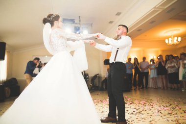 Yeni evli çiftin ilk düğün dansı.