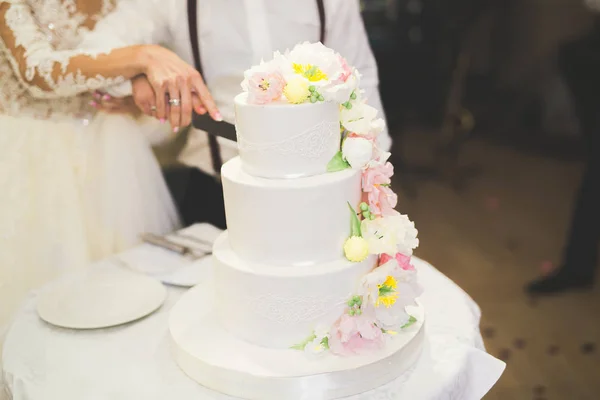 Жених и невеста на свадьбе режут свадебный торт — стоковое фото