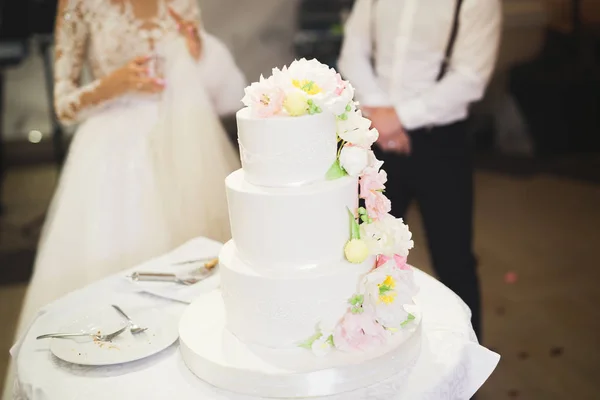 Novia y novio en la boda de corte de la torta de boda — Foto de Stock