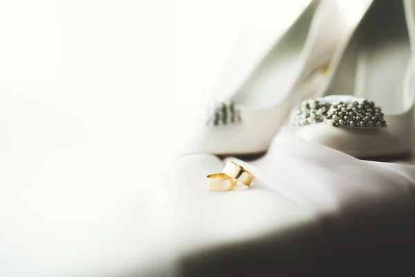 Weiße stilvolle Hochzeitsschuhe für Braut. Nahaufnahme — Stockfoto