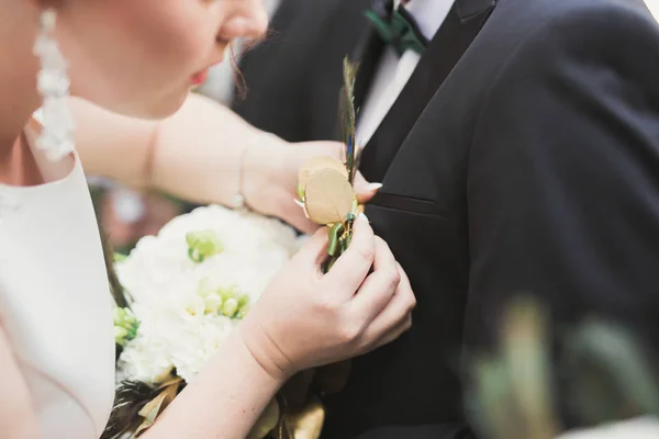 Prachtige luxe bruiloft boeket van verschillende bloemen — Stockfoto
