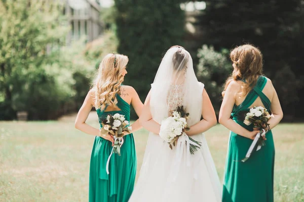 Bruid met grote en mooie bruiloft boeket met bloemen — Stockfoto