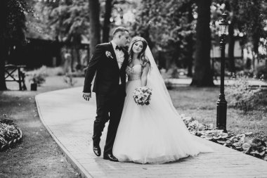 Botanik parkında yürüyen mutlu bir çift.