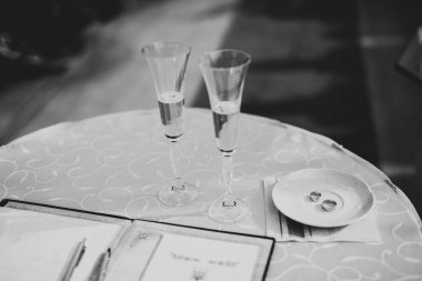 Masasında şampanya olan lüks bardaklar.