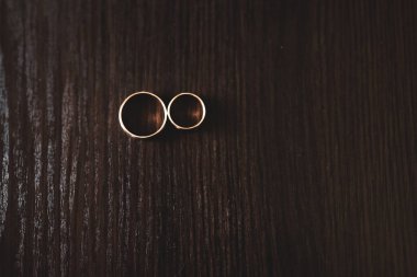 İki altın alyans izole edilmiş arka plan