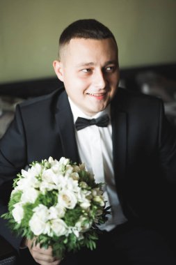 Damat sabah hazırlığı. Yakışıklı adam giyiniyor ve düğüne hazırlanıyor.