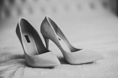 Gelin için beyaz şık düğün ayakkabıları. Yakın plan.