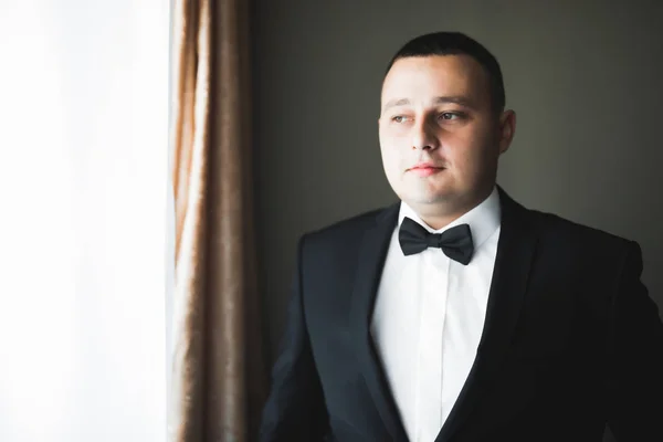 Preparação de manhã de noivos. Bonito homem se vestir e se preparando para o casamento — Fotografia de Stock