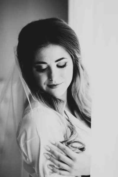 Noiva de luxo em vestido branco posando enquanto se prepara para a cerimônia de casamento — Fotografia de Stock