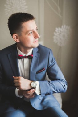 Genç ve yakışıklı bir adam iş toplantısından sonra bir otelde dinleniyor.