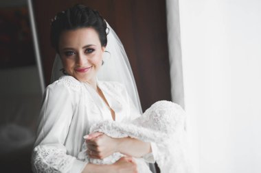 Güzel bir moda gelininin portresi, tatlı ve şehvetli. Düğün makyajı ve saç.