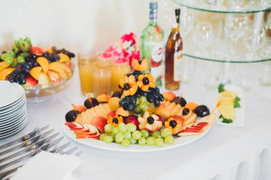 Çeşitli lezzetli tatlılar, yemek fikirleri ve kutlamalarla dolu bir büfe.