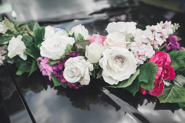 Свадебный автомобиль украшен красивыми, роскошными цветами — стоковое фото