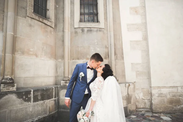 Pareja de matrimonio de lujo, novia y novio posando en la ciudad vieja —  Fotos de Stock