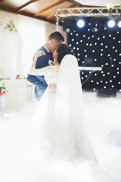 Casal lindo acabou de se casar e dançar sua primeira dança — Fotografia de Stock