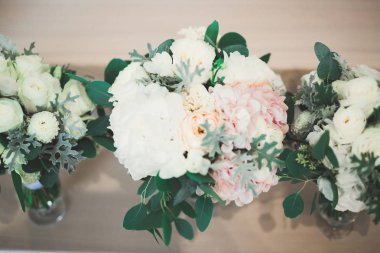 Farklı çiçeklerle güzel bir düğün buketi, güller