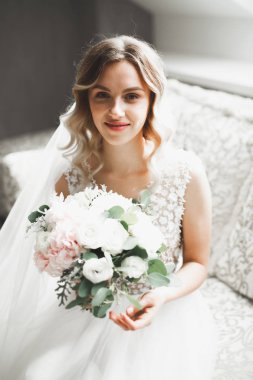 Zarif beyaz elbiseler içinde güzel bir gelin