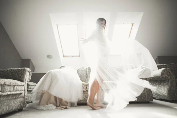 우아 한 흰옷을 입은 아름다운 호화 로운 신부 — 스톡 사진