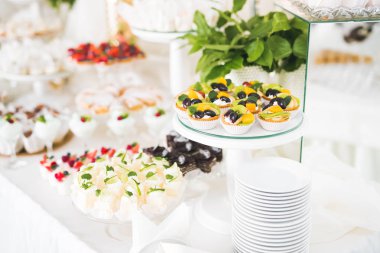 Çeşitli lezzetli tatlılar, yemek fikirleri ve kutlamalarla dolu bir büfe.