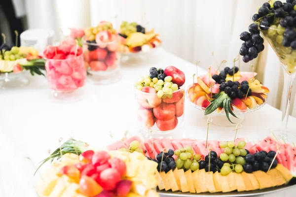 Heerlijke zoetigheden op bruiloft snoep buffet met desserts, cupcakes — Stockfoto