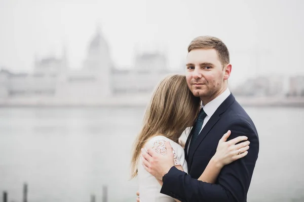 Portrait sensuel d'un jeune couple marié. Extérieur — Photo