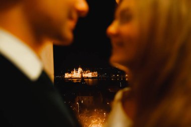 Göz kamaştırıcı mutlu çift birbirine yakın duruyor ve gözlerinin içine bakıyor.