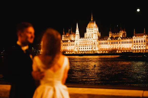 Casal bonito elegante beijando e abraçando no fundo vista panorâmica da cidade velha — Fotografia de Stock