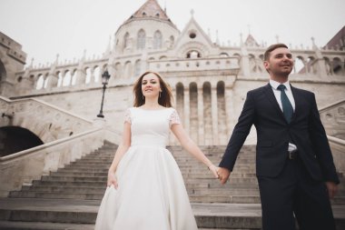 Düğün günü el ele tutuşan çift, damat ve gelin.