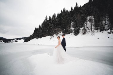 Düğün günü el ele tutuşan çift, damat ve gelin.