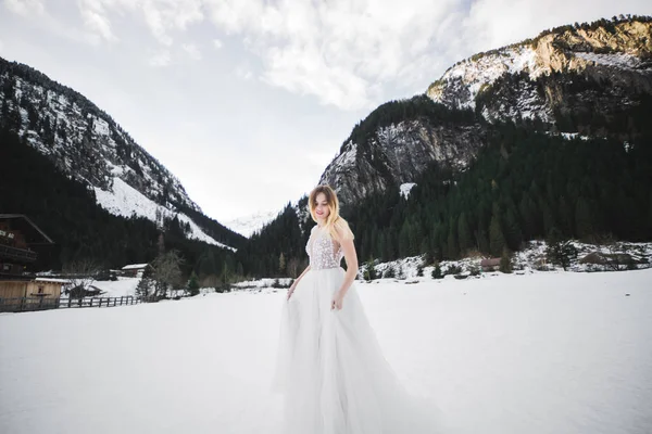 Bella sposa filatura con abito perfetto nel parco — Foto Stock