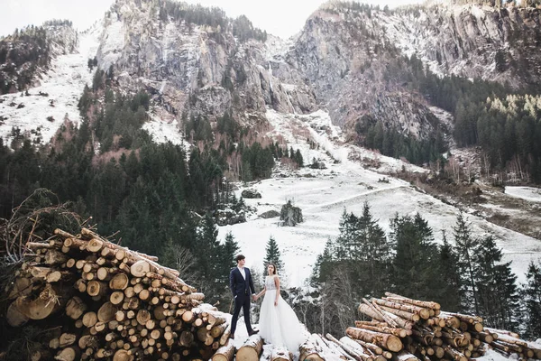 Casamento casal de mãos dadas, noivo e noiva juntos no dia do casamento — Fotografia de Stock