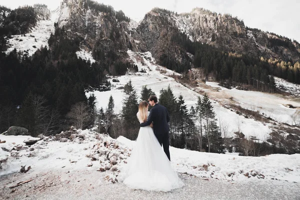 Amare marito e donna sullo sfondo delle montagne. Coppia amorevole trascorre emotivamente tempo — Foto Stock