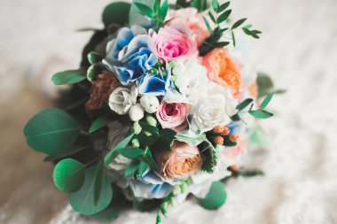 Farklı çiçeklerden oluşan lüks bir düğün buketi.