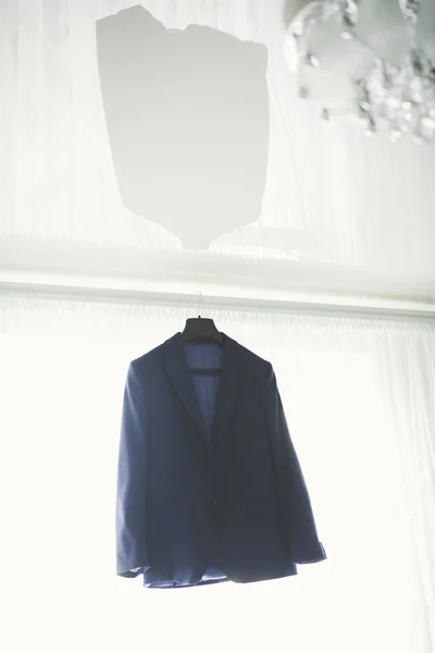 Elegante traje de novio en vestidor interior —  Fotos de Stock
