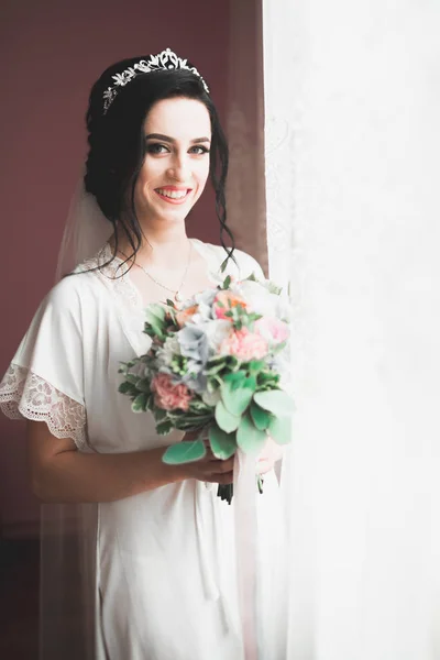 Magnifique mariée en robe posant et se préparant pour la cérémonie de mariage visage dans une chambre — Photo
